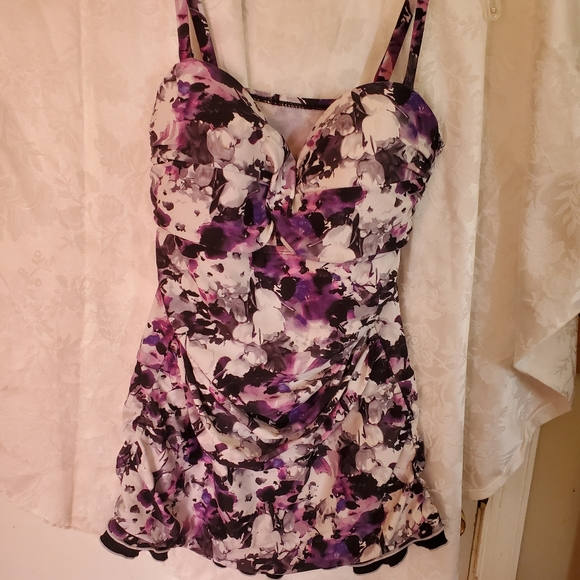 🩱Floral One Piece Swimsuit 🩱 - Picture 7 of 8